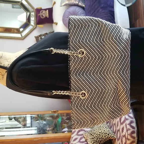 Calvin Klein black and gold, chain handbag. - Picture 4 of 4